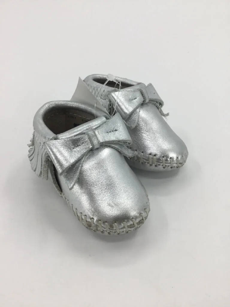 Minnetonka Child Size 1 Toddler Silver Moccasins